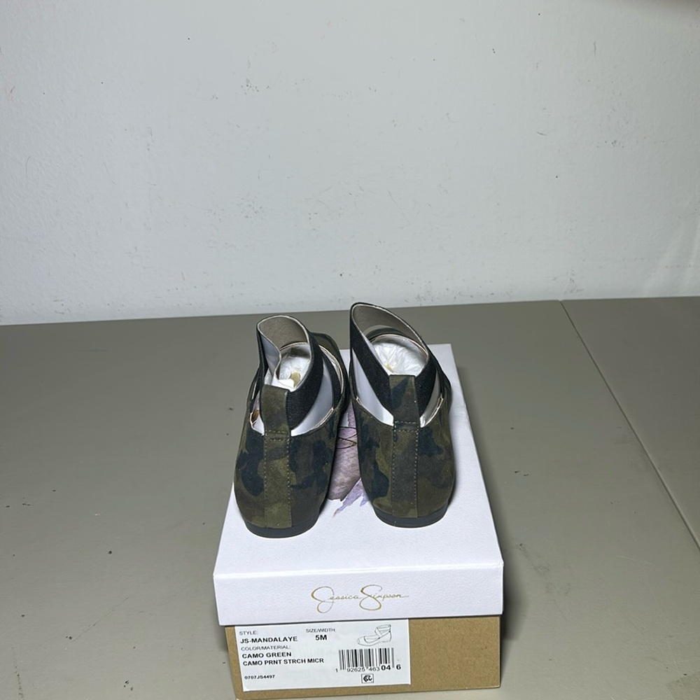 Jessica Simpson Mandalaye CAMO Flat New Box Size 5M